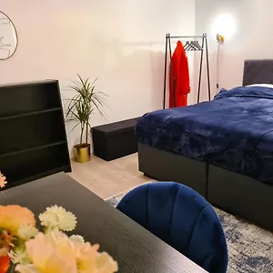 Theox No 6 Royal Blue Für 4 Personen , City Airport Mannheim Deutschland